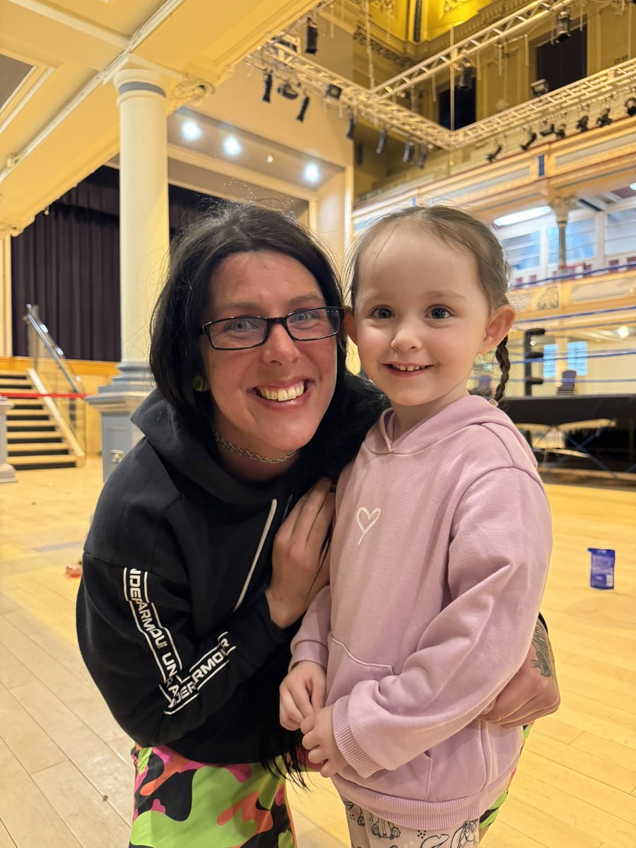 The love this child has for wrestling is unreal. She’s lucky to have met her 2 favourites recently.