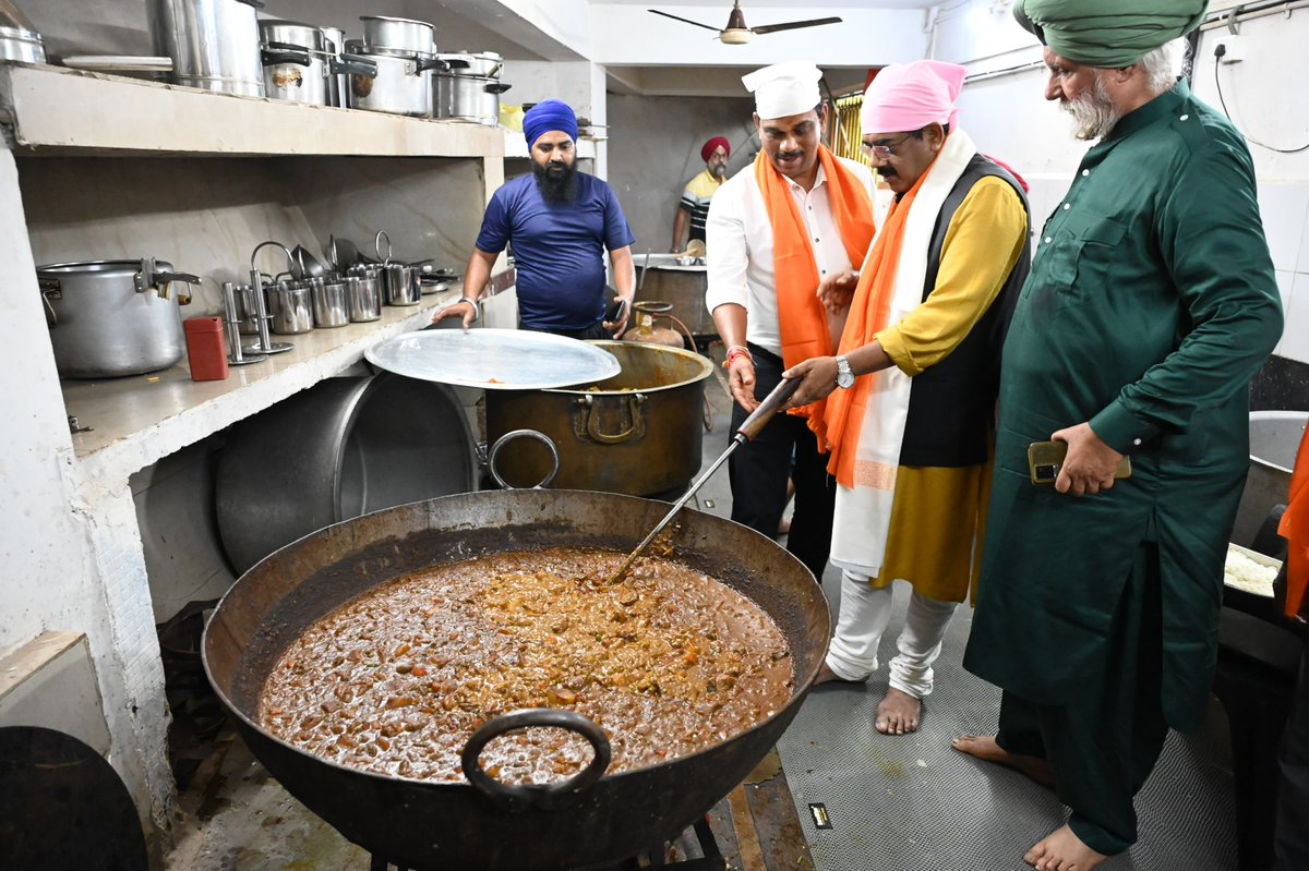 Attended celebration of 'Khalsa Sirjhna Divas, Vaisakhi' at Gurdwara Shri Guru Singh Sabha in Betim, #Goa along with Mayem MLA @PremendraShet, Rakesh Agarwal, and participated in prayers and service.