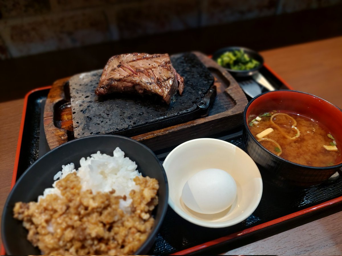 TURICANQUEST's tweet photo. この間初めて米と肉？肉と米かのお店行ったー😋
肉そぼろとか色々無料でハラミステーキ1000円でお腹パンパンなった！
家の��所に出来て欲しい🥺 https://t.co/YN4QBvLK1G