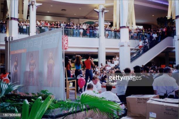 LOTAÇÃO | Confira a multidão que foi conhecer as Anjinhas do Destino hoje no Destino Supermercado!