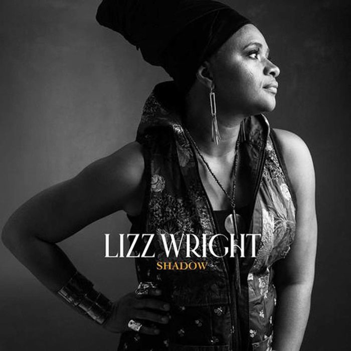 Acaba de publicarse 'Shadow', el nuevo trabajo discográfico de la sensacional cantante y compositora Lizz Wright, álbum debut de estudio en su sello Blues & Greens, que abarca desde jazz y blues hasta folk y soul. #Jazz #vocal #soul #blues #folk #NewAlbum ffm.to/lizzwright-sha…