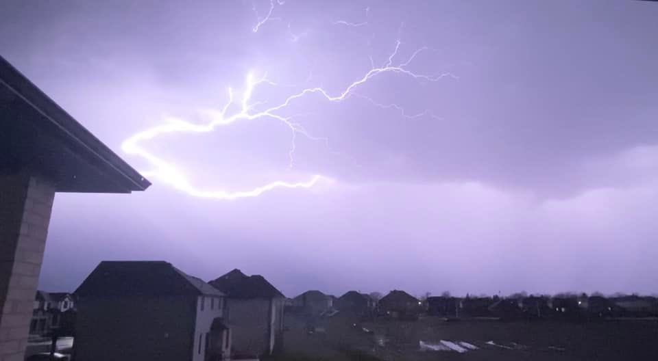 Jenn A. shared this photo from #Lucan #Ontario at 6:30am! Quite the way to start your day 👀 🌩️

- Adam #onstorm