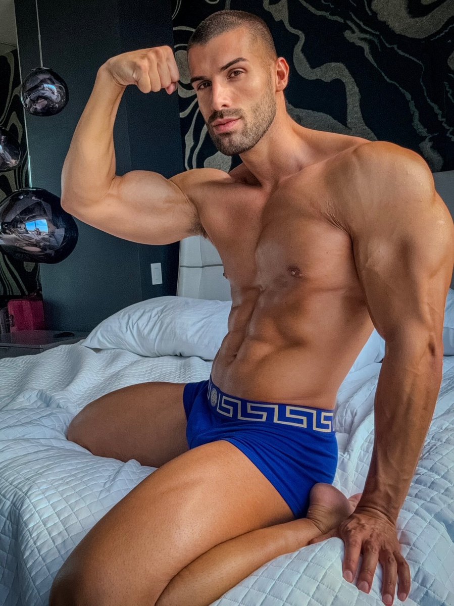 Come worship, feel my muscles and chat with me !