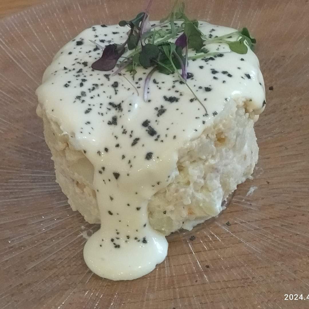 media_chef's tweet photo. La burbuja de la Ensadilla Rusa
7€ 1/2 ración de una tapa cada vez más  esquemática. En muchas partes, apenas un timbal helado de patatas picadas o trituradas con mayonesa. Esta, al menos, tenía un buen AOVE. ¿Y? No hicimos una revolución en https://t.co/gFZD8zUTuS para esto. https://t.co/9eKoBhdhKY