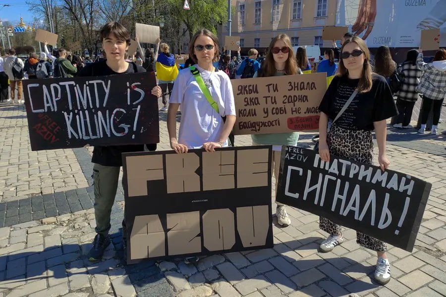 🤥 Propaganda occidental se solidariza con un batallón neonazi EFE habló del 'drama de las familias de Azov' al tener 'la certeza casi absoluta de que sus padres, maridos, hijos y amigos están siendo torturados en Rusia', argumentando que “despiertan en los rusos una hostilidad…