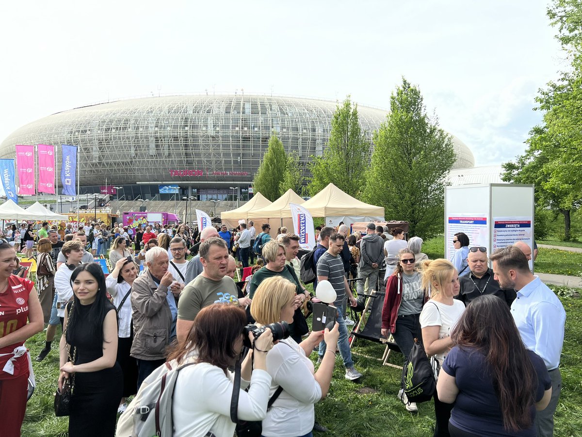 Z jednej strony kampania hejtu na słupach w całym Krakowie. Z drugiej rozmowa, otwartość, spotkanie z mieszkańcami. Na każdy Wasz hejt odpowiemy właśnie w ten sposób❤️ #PrezydentMiszalski