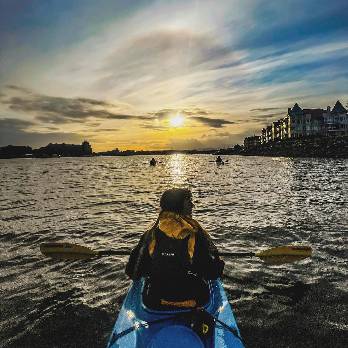 Sunday fun-day on the water ☀️🛶 📍: Victoria Harbour 📸: oceanriversports (IG) #victoriabc #kayaking #getoutside #watersports #vancouverisland