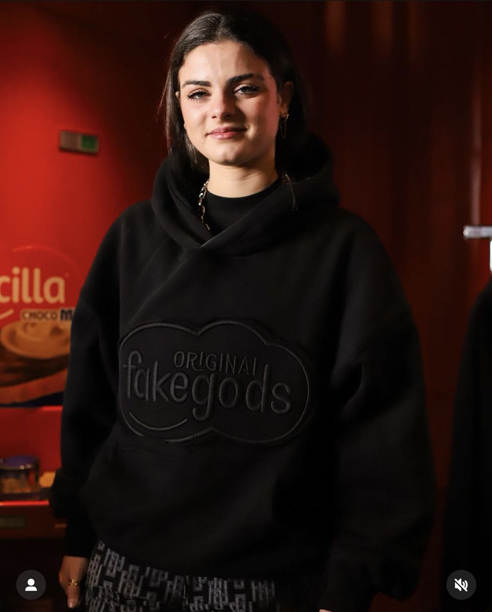 Lucia toda linda en el evento de @nocilla ft #fakegodsbrand  🖤🫶  @luciadelapuerta 🖤