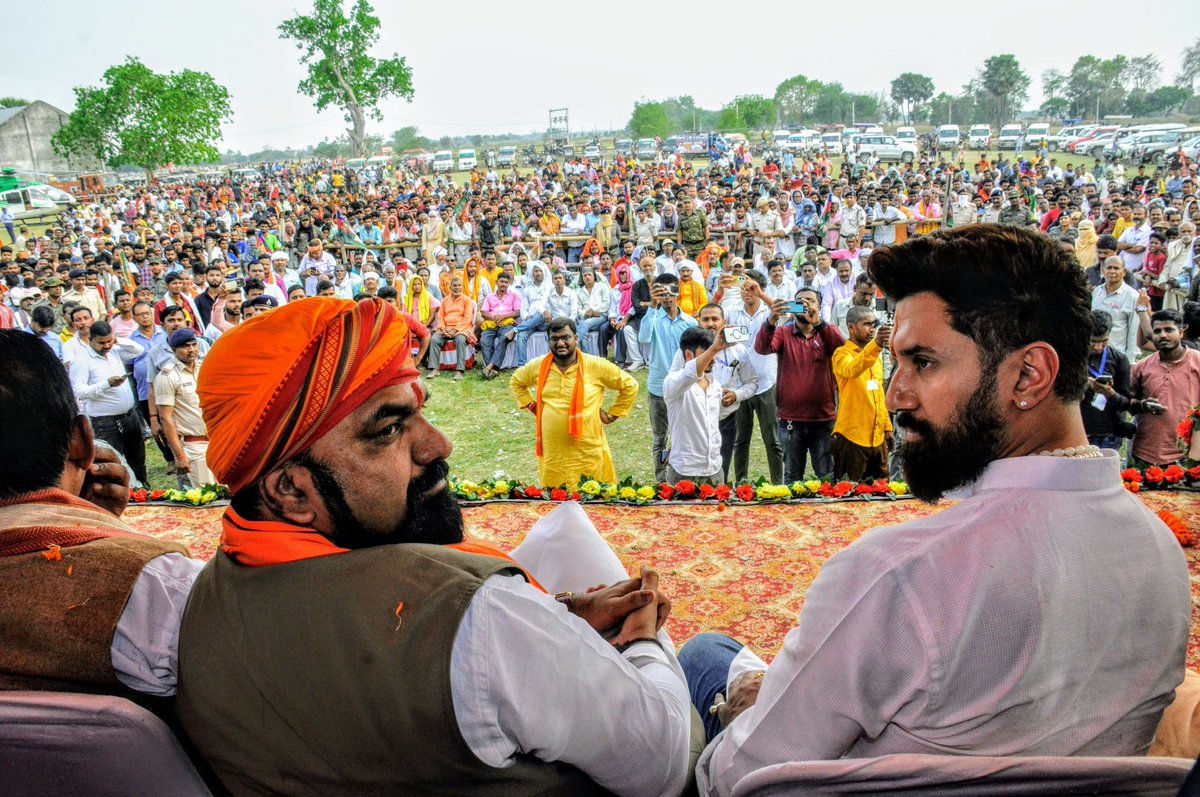 samrat4bjp's tweet photo. मुंगेर के ऐतिहासिक धरा पर अपनों के बीच...

#ModiKiGuarantee पर जन-जन को विश्वास, इसलिए #PhirEKBarModiSarkar चाहिए! https://t.co/6JO3L1fKPt