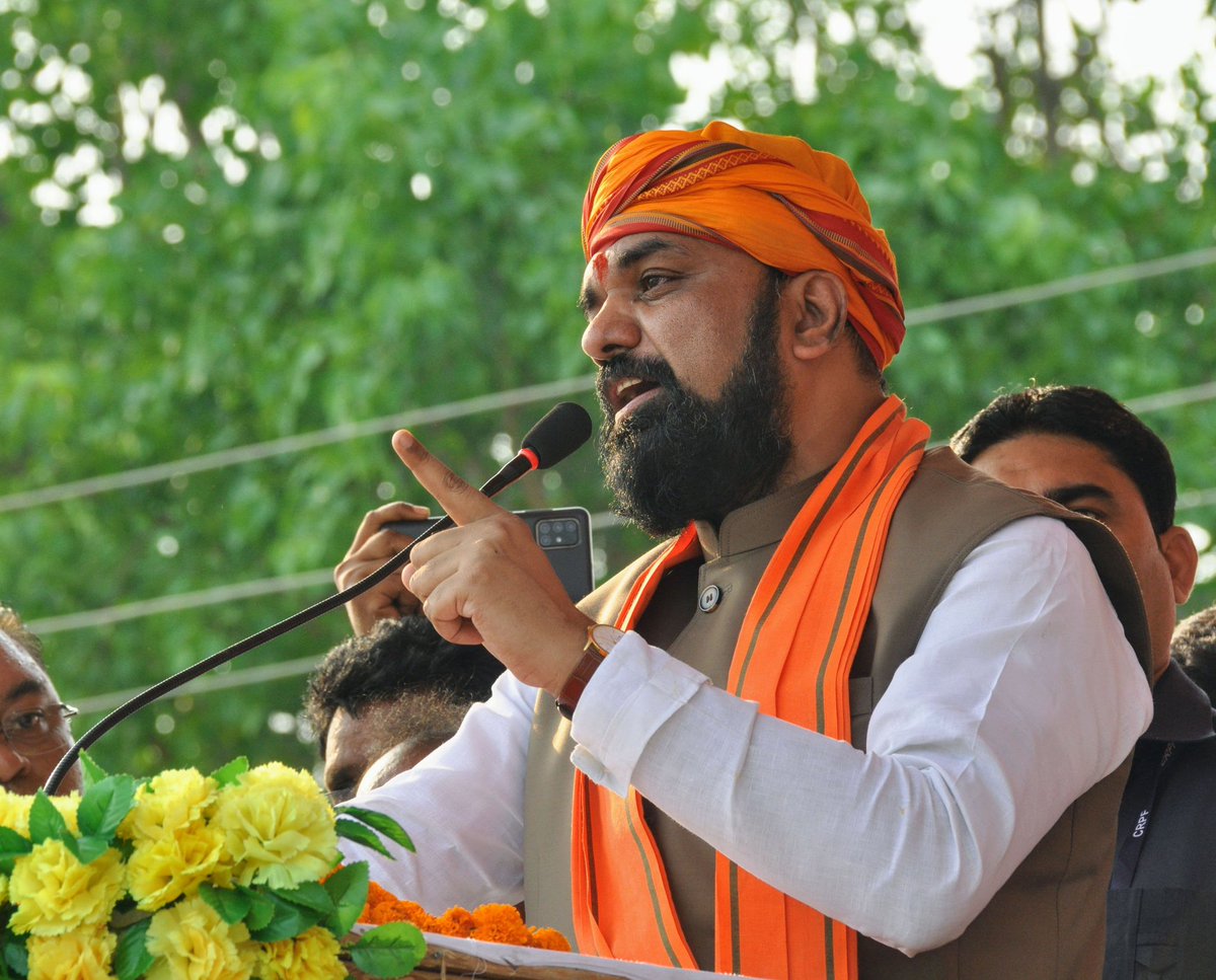 samrat4bjp's tweet photo. मुंगेर के ऐतिहासिक धरा पर अपनों के बीच...

#ModiKiGuarantee पर जन-जन को विश्वास, इसलिए #PhirEKBarModiSarkar चाहिए! https://t.co/6JO3L1fKPt