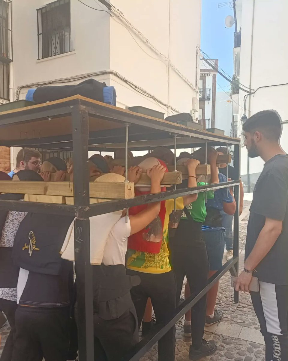 En la mañana de ayer, comenzaron los ensayos de los dos pasos de cara a la procesión infantil el día 3 de mayo.
Si aún no perteneces a la cuadrilla y deseas hacerlo puedes contactar con nosotros a través de las redes sociales o vía WhatsApp:
Cobos: 622 89 90 20
Ivan: 634 50 18 05