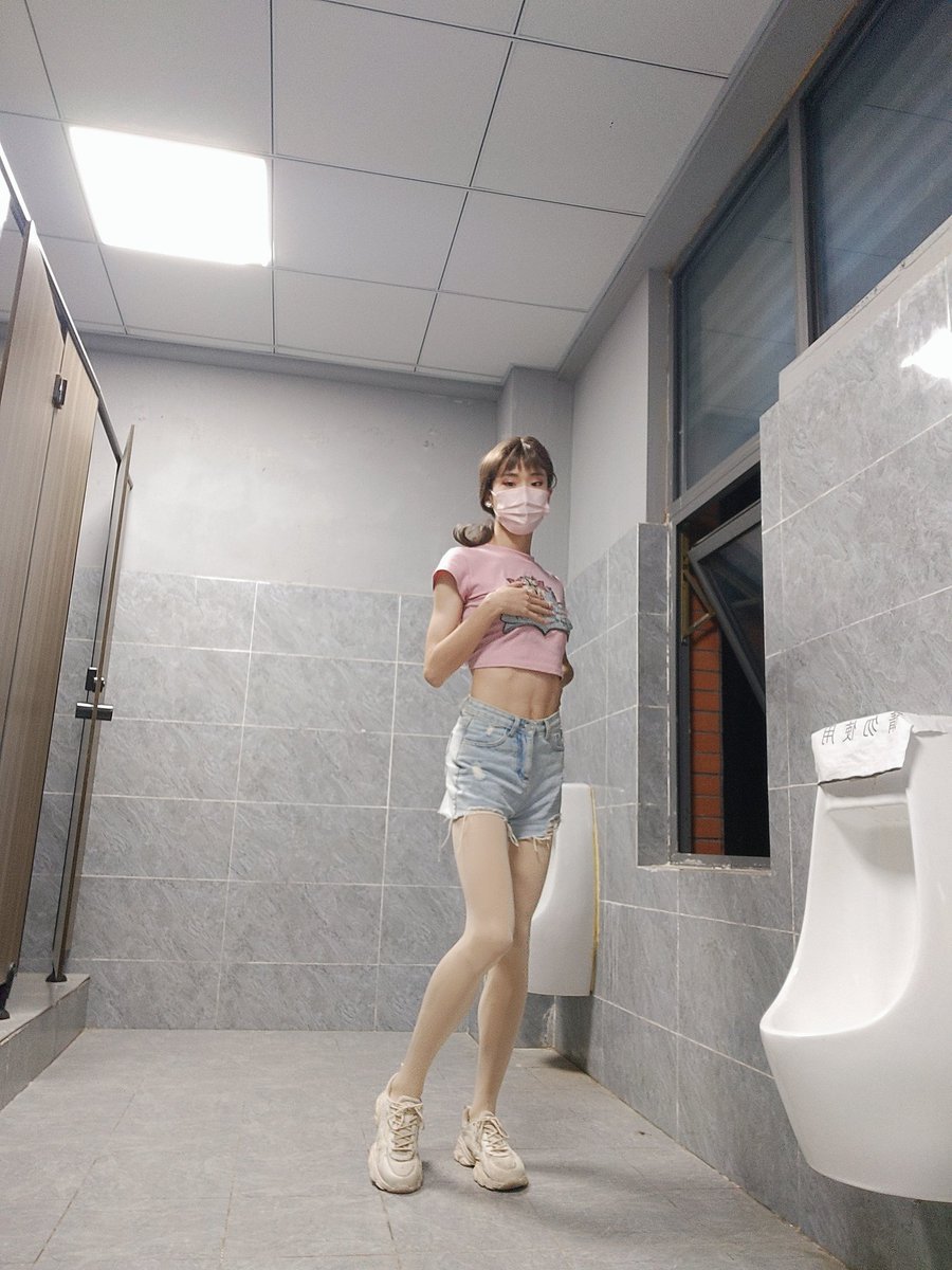 QingLeeBBC's tweet photo. 伪娘婊子穿着露脐装小短裤的妓女装走在街上，迎面走来的三三两两的男人本来还在互相交谈，走近的时候都默契地不说话，用余光装作不经意地上下打量我，不知道是故意的还是不小心，擦肩走过之后听到他们说～“真骚”。可能这就是我女装的意义吧
#男の娘 #女装母狗 #女装CD #伪娘 #伪娘露出 #露出 https://t.co/R0Fho8iaIp