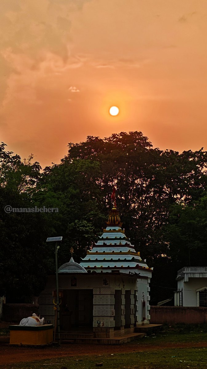 manasbehera07's tweet photo. My #Sunset_photography.
Date. 14/04/2024.
Location: #DEULI, Mayurbhanj, Odisha.
Time: 6:05 PM
#NATURE_IS_AMAZING. (Save Nature)
Frames are my eyes, opinion is yours.... https://t.co/kOA8KE93H7