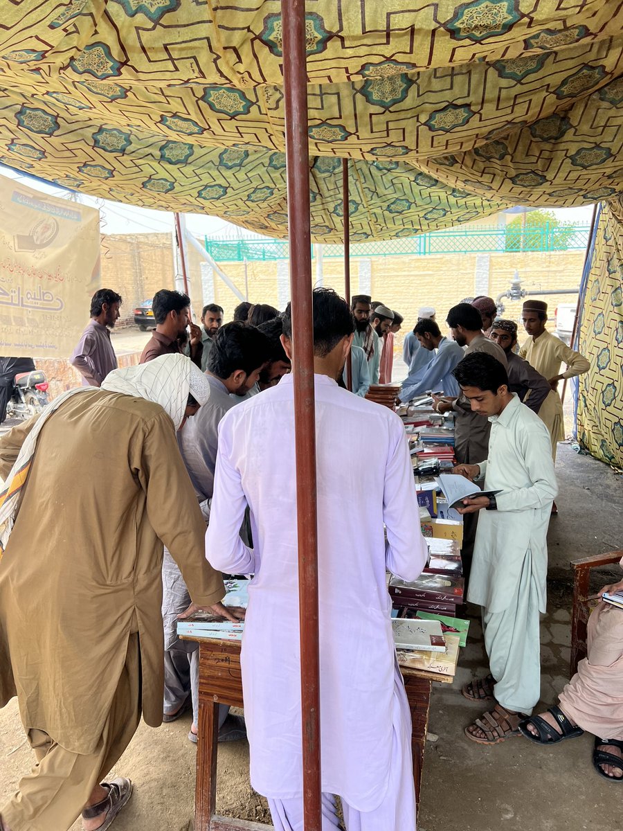 Haroonbugtii's tweet photo. ڈیرہ بگٹی میں جاری بگٹی نوجوانوں کے بُک میلے کے NOC کو گورنمنٹ اور جمیعت کی ملی بھگت سے کینسل کیا گیا اور اب بُک میلے میں صرف جمعیت کے ہی کتاب ہون��ے ۔ 
جاہلوں جنکا NOC کینسل کیا وو بھی کتاب ہی دے رہے تھے  نہ کہ بندوق
#BookStallDeraBugti 
@GBbaloch https://t.co/QBfYhIP9TQ