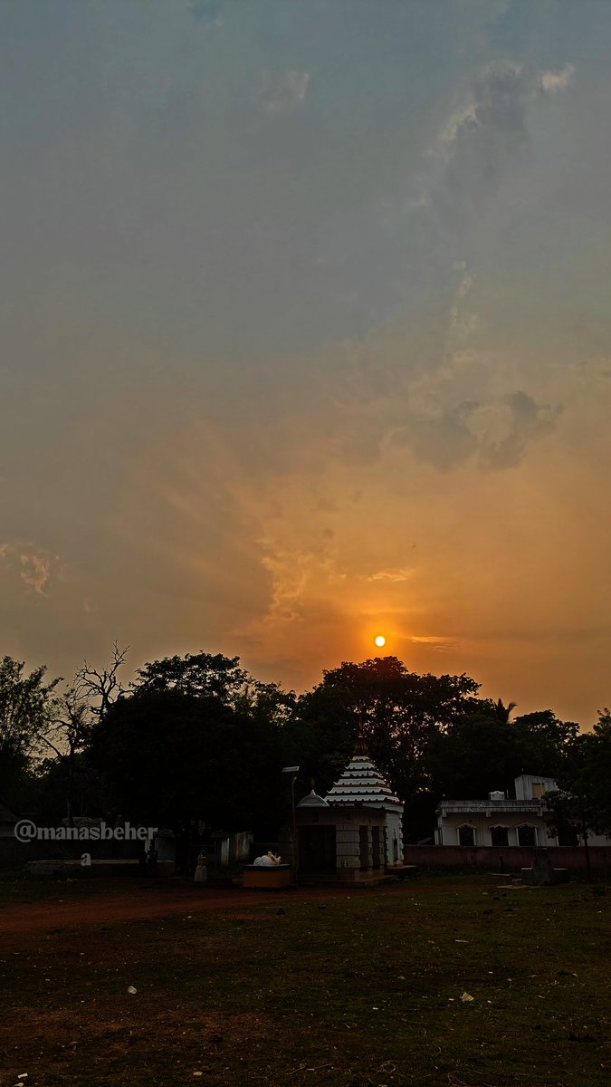 manasbehera07's tweet photo. My #Sunset_photography.
Date. 14/04/2024.
Location: #DEULI, Mayurbhanj, Odisha.
Time: 6:05 PM
#NATURE_IS_AMAZING. (Save Nature)
Frames are my eyes, opinion is yours.... https://t.co/kOA8KE93H7
