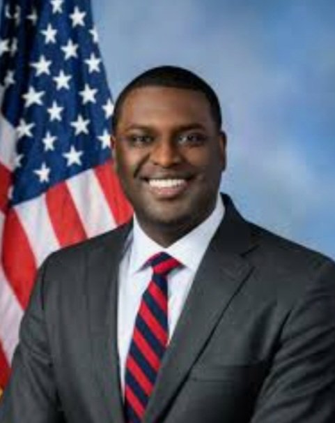 #ProudBlue #Allied4Dems

Mondaire Jones was instrumental in growing the middle class during his term in Congress' last session before redistricting. 

He helped pass the Infrastructure bill and the American Rescue Plan Act. 

He is running against MAGA Rep. Mike Lawler for #NY17…