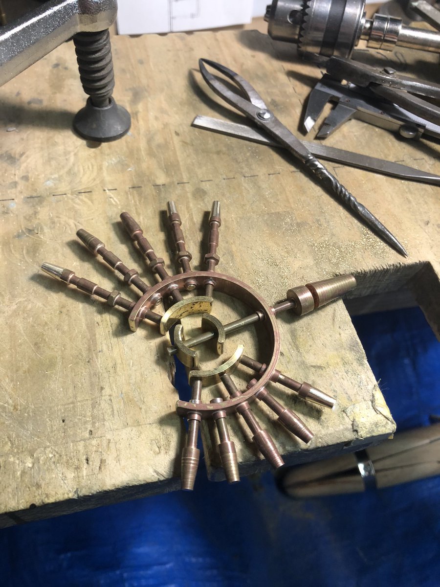 SiGMA7No0's tweet photo. ご依頼いただいてた作品！
元々看板としてデザインした作品「Black Market」

デザインを少し変えてアクセサリースタンドとしてご依頼をくださいました。

完成前から既に置き場所を考えてくださって、更に「デザインに惚れた」と言っていただきとても嬉しかったです！ https://t.co/OvyJZkYfGt