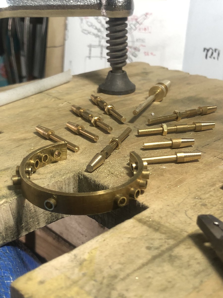 SiGMA7No0's tweet photo. ご依頼いただいてた作品！
元々看板としてデザインした作品「Black Market」

デザインを少し変えてアクセサリースタンドとしてご依頼をくださいました。

完成前から既に置き場所を考えてくださって、更に「デザインに惚れた」と言っていただきとても嬉しかったです！ https://t.co/OvyJZkYfGt