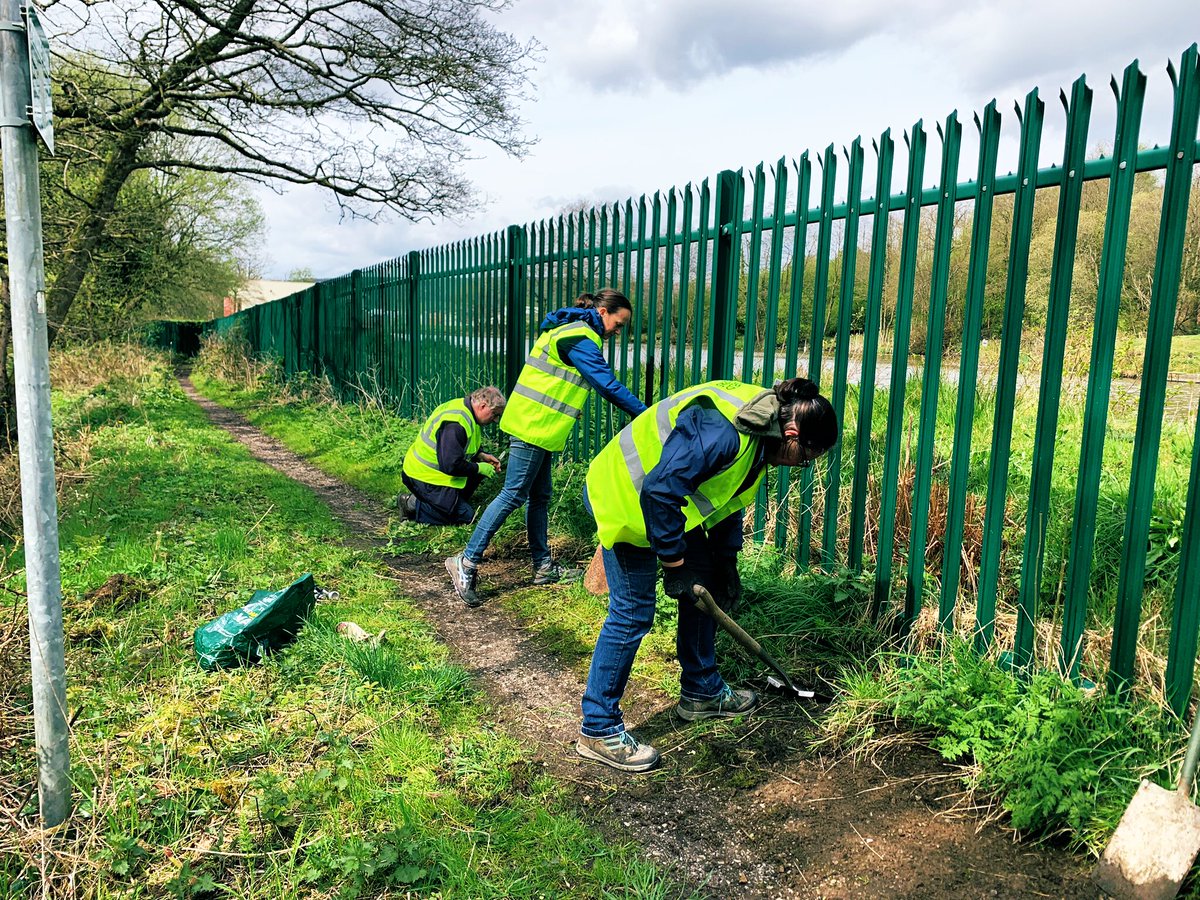 MoveMoreGlossop's tweet image. #activeenvironment a great afternoon work, path clearing and litter picking with Dinting Schools 150 acts of kindness team, helping clear our active travel route, making it accessible for all. #doorstepwalk. @walk_derbyshire