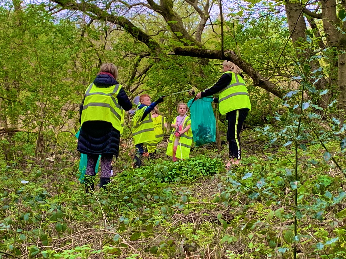 MoveMoreGlossop's tweet image. #activeenvironment a great afternoon work, path clearing and litter picking with Dinting Schools 150 acts of kindness team, helping clear our active travel route, making it accessible for all. #doorstepwalk. @walk_derbyshire