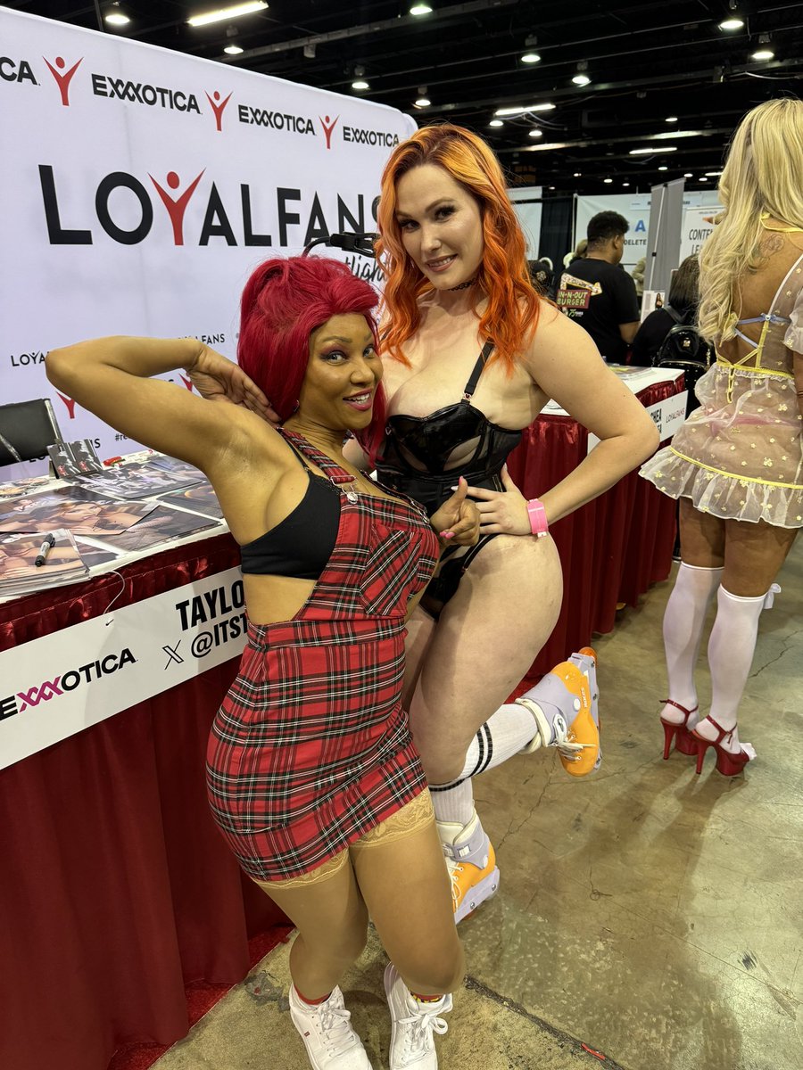 Great shots of @AlfunniG with the ever lovely @ItsTaylorGunner at @exxxotica in #Chicago #exxxotica #exxxoticachi #exxxotica2024 #exxxoticachi2024 #taylorgunner #sexy @924Photos