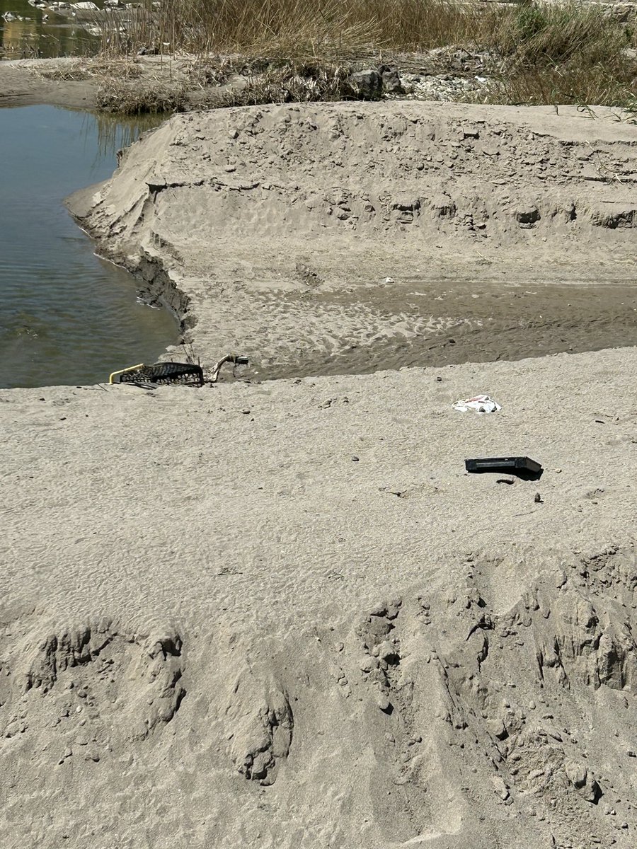 rafaelgalvez6's tweet photo. El río Guadalquivir por Córdoba enfrenta problemas de contaminación. Por si fuera poco después de la crecida por las lluvias es un rio lleno de basura , creo q las autoridades locales deberían remediar esta situación,tenemos especies protegidas que pueden dañar su hábitat. https://t.co/Srna7OvLh7