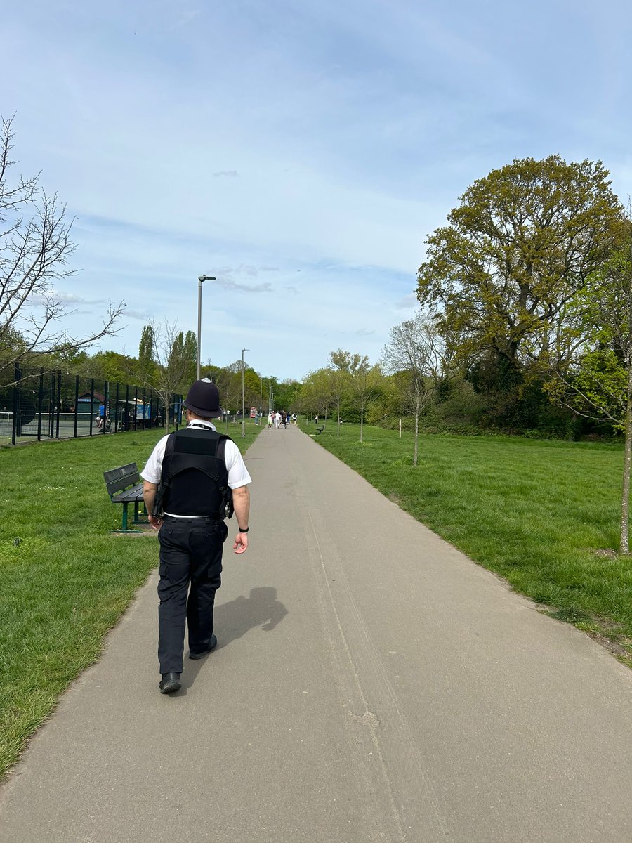 MPSSouthBalham's tweet photo. South Balham officers on foot patrol on the Common today with  @MPSTootingBec https://t.co/QBA6IPgTAJ