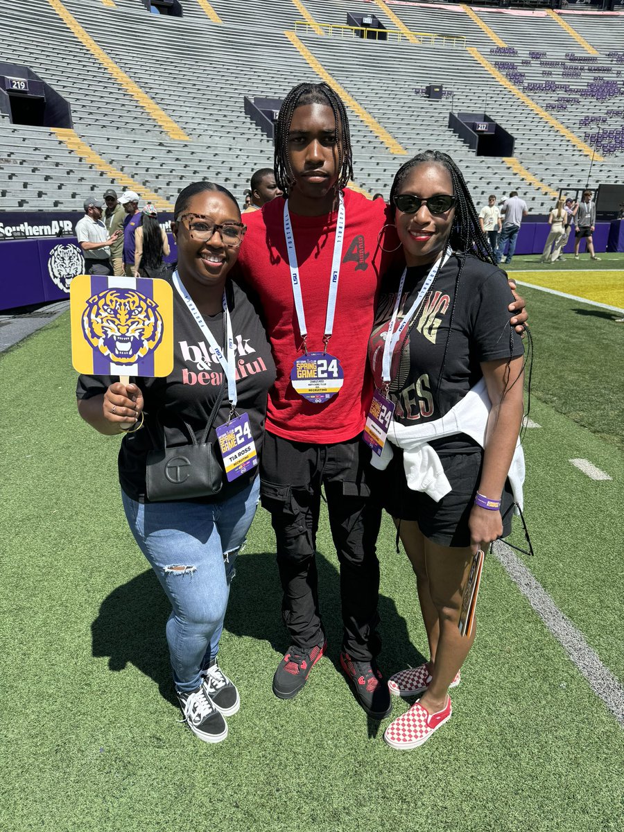 Had an amazing time at LSU spring game ! Looking like we’re going to have a successful season! Had a chance to meet Dallas Cowboys linebacker @clark_damone and @HP113k @CoachBlakeBaker Geaux Tigers 💜💛