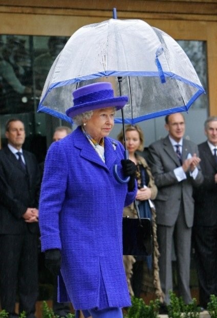 Trumperizar's tweet photo. La reina Isabel  ///  Grabois https://t.co/bw0d7Q8ad8