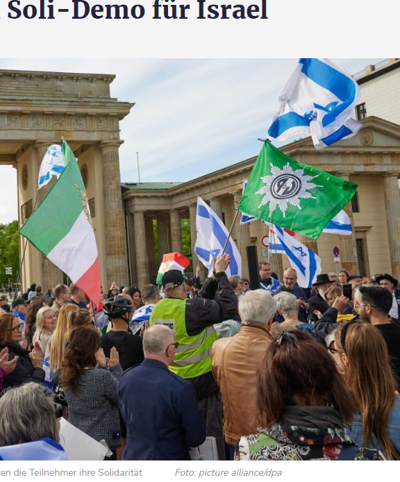 Auf der Solidemo für den des unter Völkermordsverdacht stehenden Staates, schwenkt 1 Teilnehmer die Flagge der Gewerkschaft der Polizei.
2 Tage zuvor hat die Polizei in Berlin noch Person mit 1 Plakat 'Juden gegen Genozid' verhaftet.

#b1404 #WeAccuseGermany  ##palaestinakongress