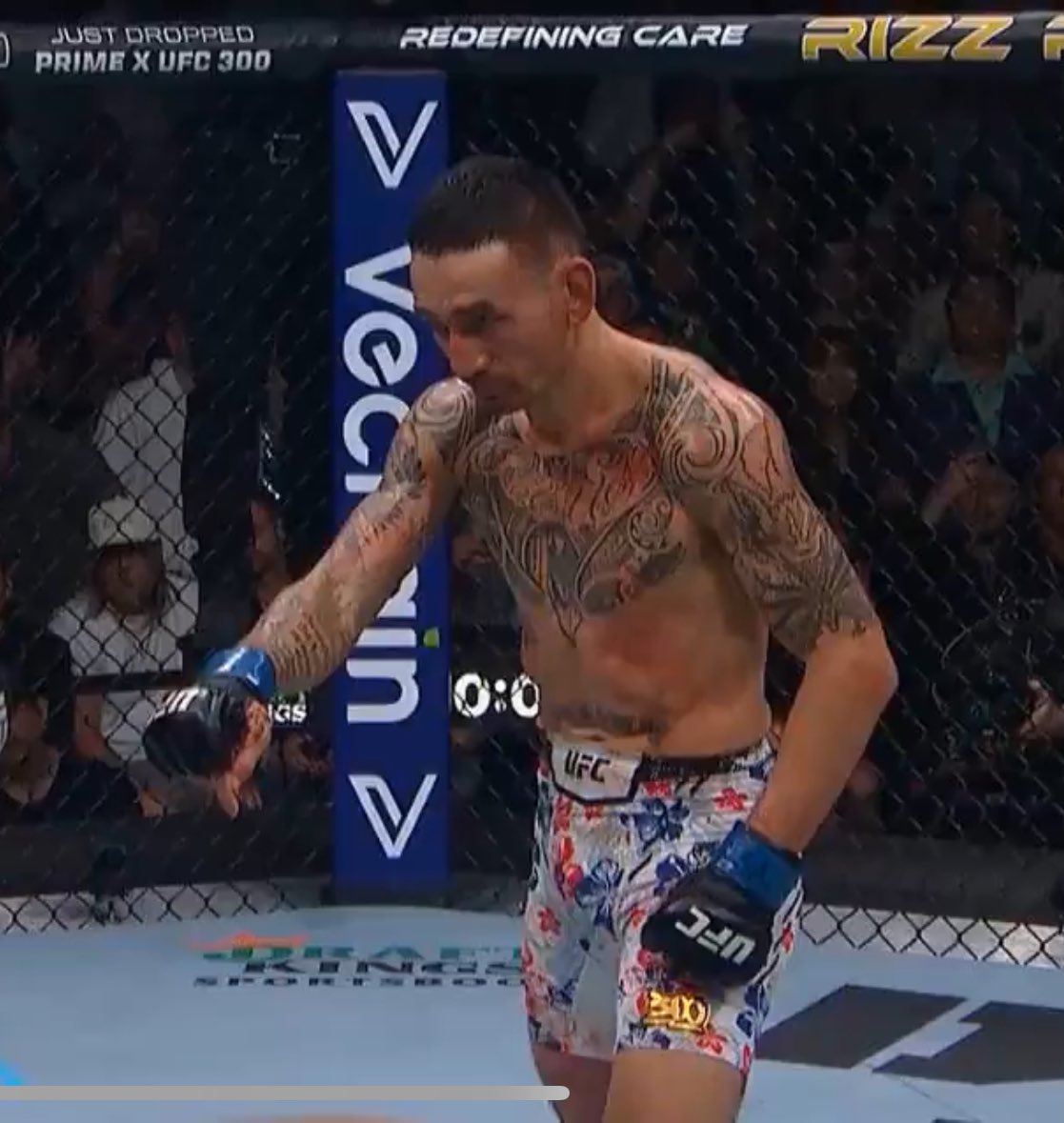 EyeGodCoreRowna's tweet photo. @LHWconnoisseur Max was pointing to the ground to hypnotise Gaethje into falling in love with the canvas. The effect was immediate as we can see Gaethje passionately making out with the canvas just moments later. Brilliant tactic by Holloway! https://t.co/mBTnYUWSAA