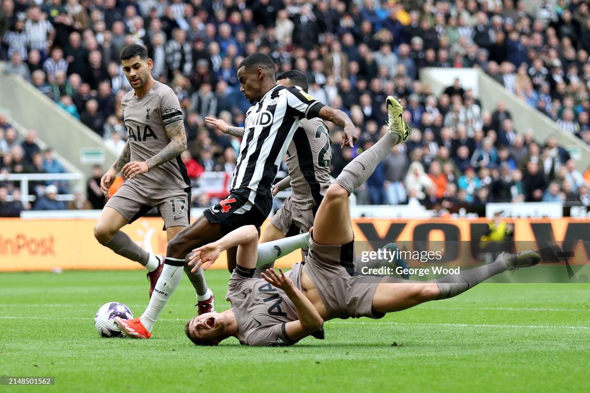 Isak scoring the first goal for Newcastle yesterday. As for Van de Ven 🤷‍♂️#nufc #spurs