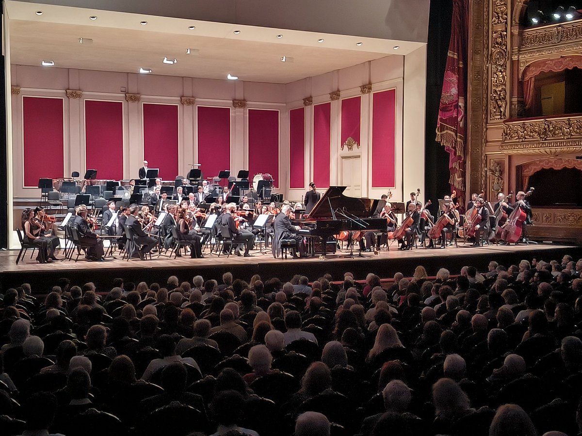 RomanoDani's tweet photo. Fin de semana de Teatro Colon !!!
Anoche concierto de la Filarmónica de Buenos Aires con el pianista Uruguayo Homero Fracesch como solista . Maravilloso!!!  
Hoy Ariadna en Naxos . Muchas gracias. Por la invitación y el recibimiento de siempre  en este maravilloso Teatro Colon https://t.co/o8fTRG7k1I