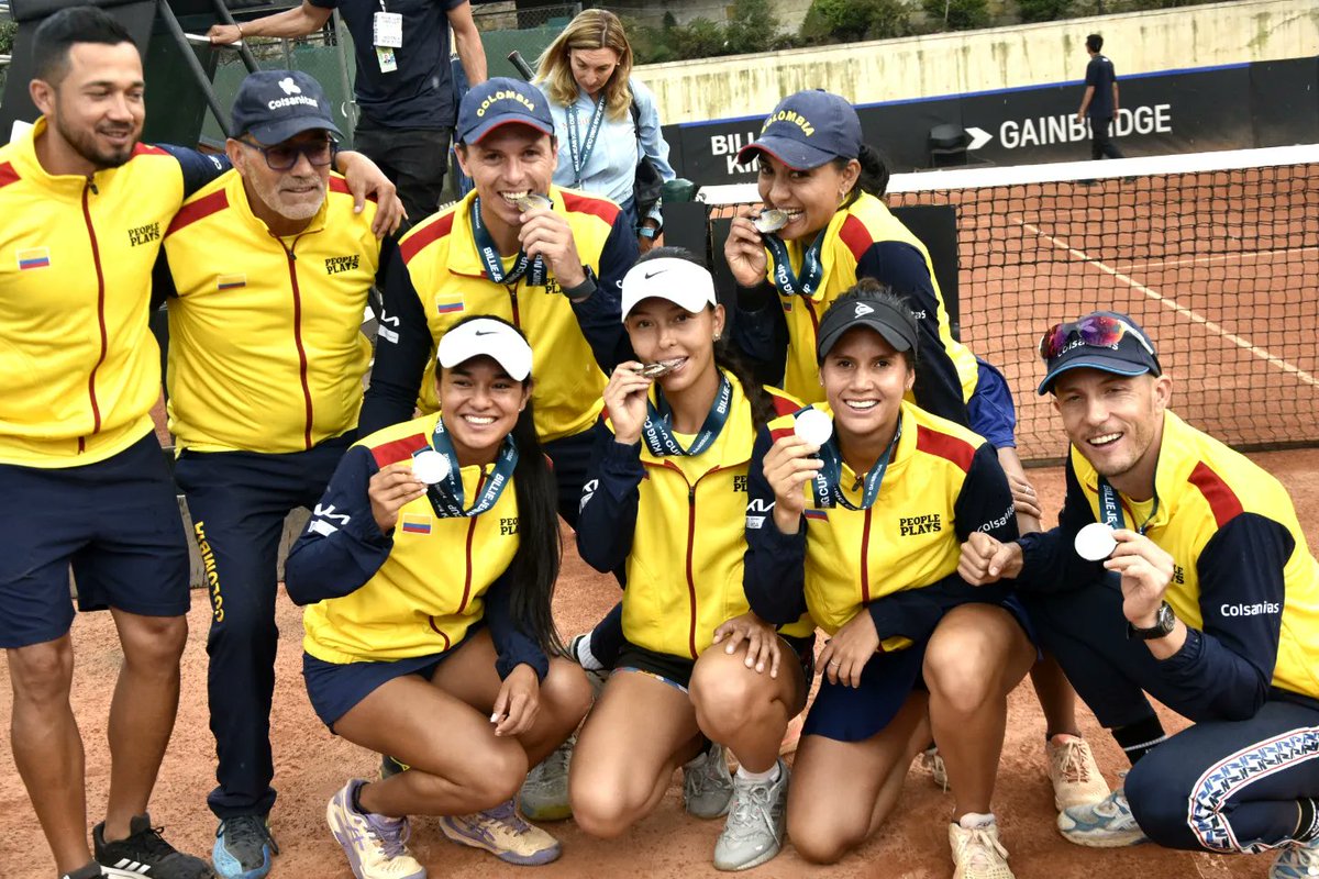 fedecoltenis's tweet photo. No lo vamos a negar, tenemos guayabo tenístico y nos hace falta la Billie Jean King Cup. Pero acá les dejamos más imágenes que quedaron de la cita en Bogotá.

#SomosTenisColombiano🇨🇴 #TodasSomosTenis🇨🇴 

@MinDeporteCol
@OlimpicoCol @ACORDCOLOMBIA1 https://t.co/3shTB3ZlgA