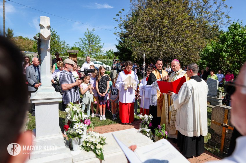 100s of pilgrims gathered at Litér, near Lake #Balaton to commemorate Mária Magdolna Bódi 23 yr old girl killed by Soviet soldier on 23 March 1945 while defending her chastity & family. Procession took from the martyrdom's place to her grave. Soon to be the next blessed of HU🇭🇺