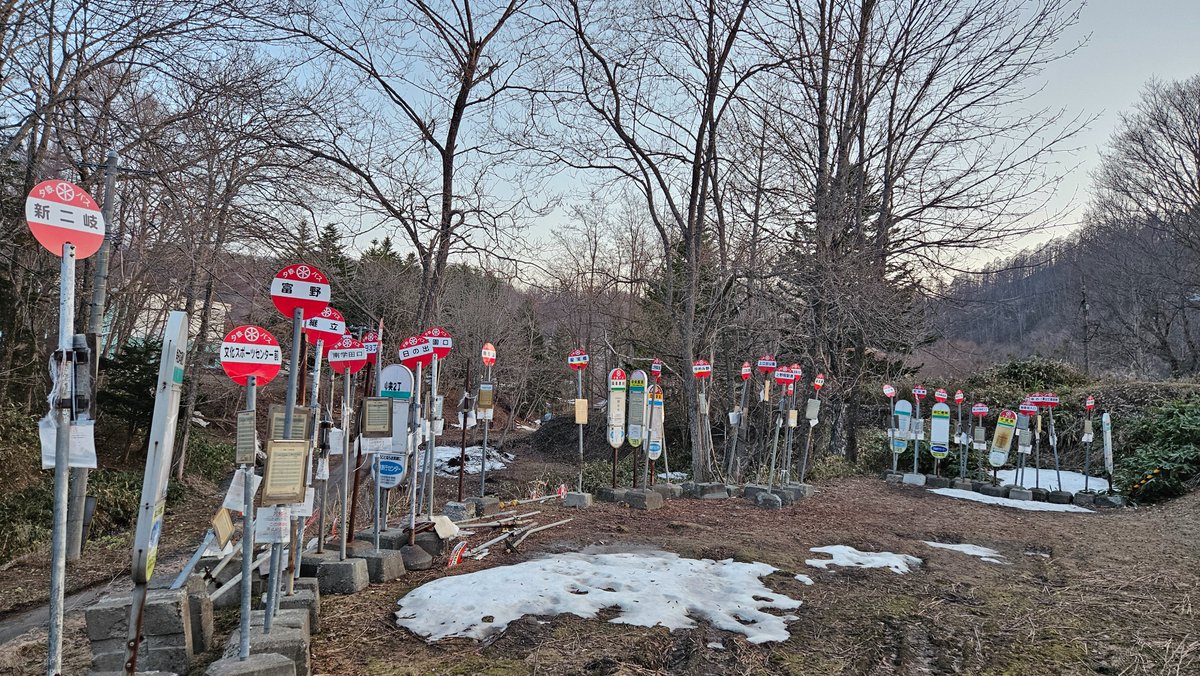 katchan0809's tweet photo. うわぁぁぁ
本当にあった！
バス停の墓場🚏
バス停の悲痛な叫びが聞こえてくる😱 https://t.co/e9W5EB8Dej