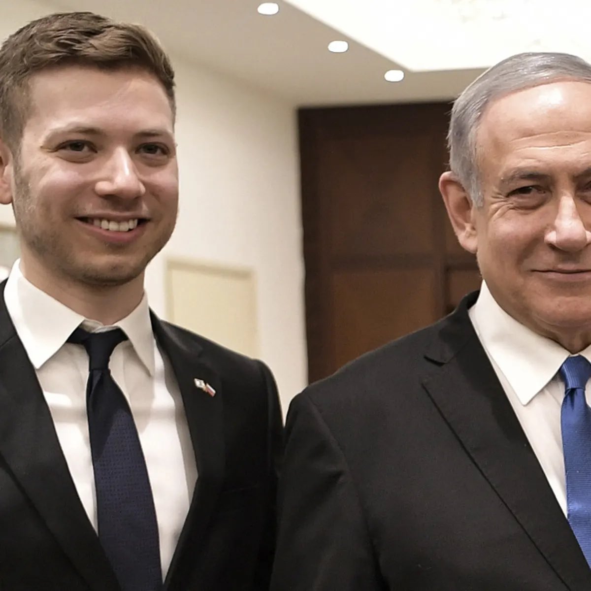 Breaking News: Israeli reservists are currently raising questions about why Yair Netanyahu, the son of Ben Netanyahu, has not been drafted and remains in Miami. Yair, aged 32, relocated to Florida last year following a successful defamation lawsuit against him in Israel. The…