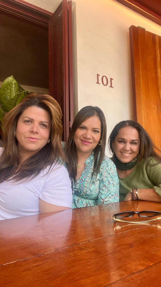 esteluka's tweet photo. Once Glam, always GLAM… Love you @unamujerFatal MaruSosa https://t.co/sky8R78pct