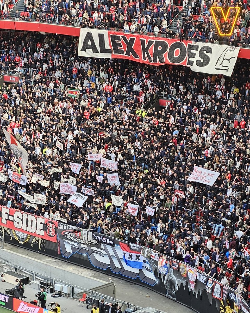 De F-Side eist dat Michael van Praag vertrekt bij Ajax en roept op tot een terugkeer van Alex Kroes 💥 #vandaaginside #ajatwe