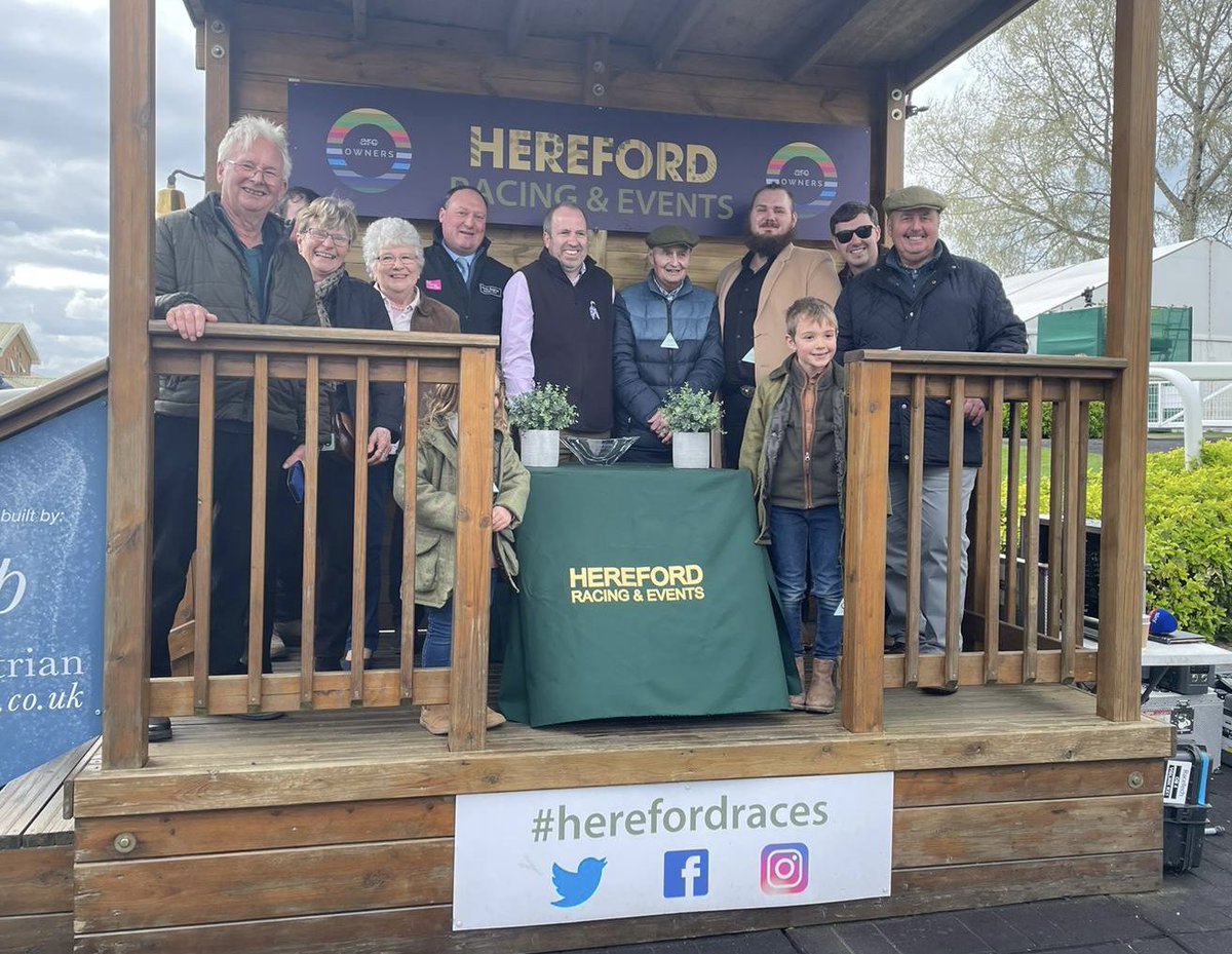 💥WINNER💥
Brianna Rose wins for Matthew Baker under a super ride from @Sean_Bowen_ at @HerefordRaces 

Well done to everyone especially Sian who looks after her & rides her every day. 
#TeamKeighley #BePartOfIt 
@FBCManbyBowdler