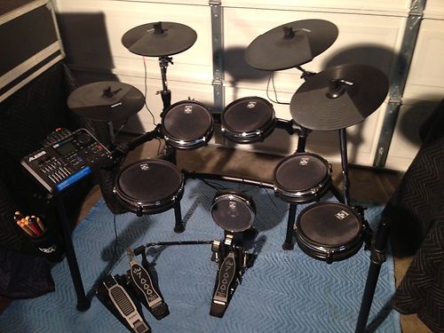 #drumtuning #drums DrumDial is perfect for mesh heads. Toms set to 65-70, snare set to 75-80 and Bass set to 70.