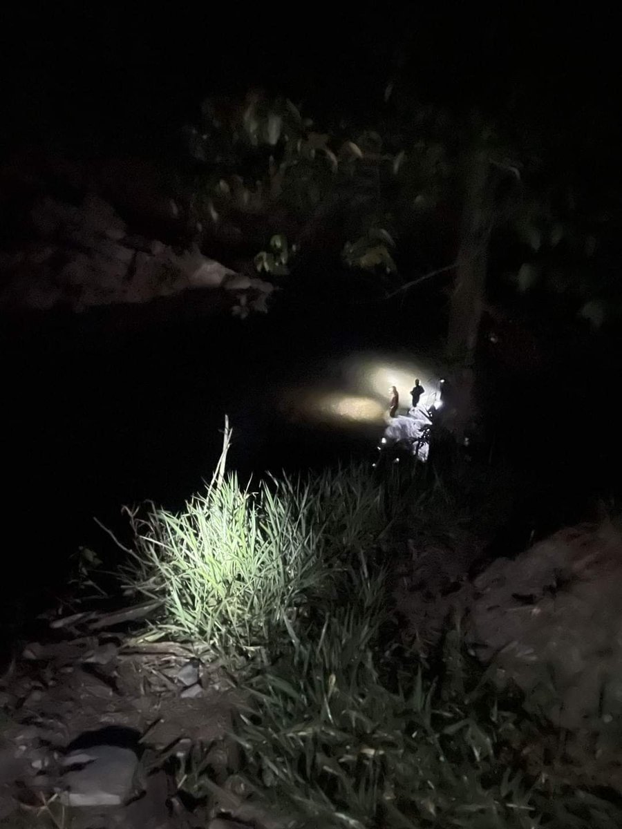 Prensalibcasan's tweet photo. Él era Walter Munevar de 26 años quien accidentalmente cayó desde una canasta que sirve de medio de transporte desde la vereda San Benito a la vereda El Vive, sector puente Morales de #Recetor. El cuerpo fue hallado 300 metros aguas abajo por unidades de Bomberos. https://t.co/xQxoRL6fMg