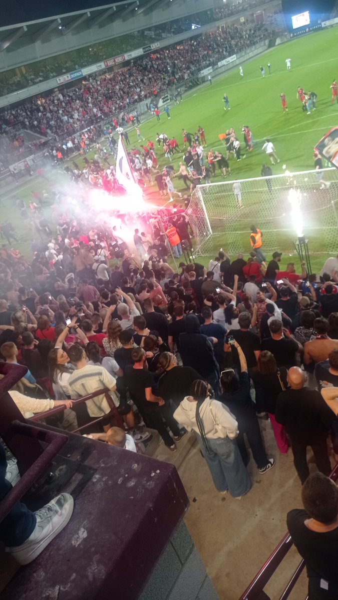 Peterbipbip's tweet photo. Une 1ere pour moi fêter un titre qui n'est pas pour mon équipe, quand mon équipe de coeur descend elle en national @VAFC
Bravo au @RAEC_Mons 
@ActuRAEC https://t.co/R5DX7jdirm