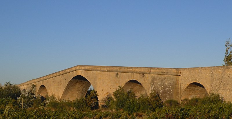Pont des Etats de Languedoc à #Ornaisons (#Aude) Par son faible débit d'étiage, l'Orbieu ne paraissait pas justifier un travail de cette ampleur, mais les crues subites de ce cours d'eau ayant détruit plusieurs... Suite 👉 monumentum.fr/monument-histo… #Patrimoine #MonumentHistorique
