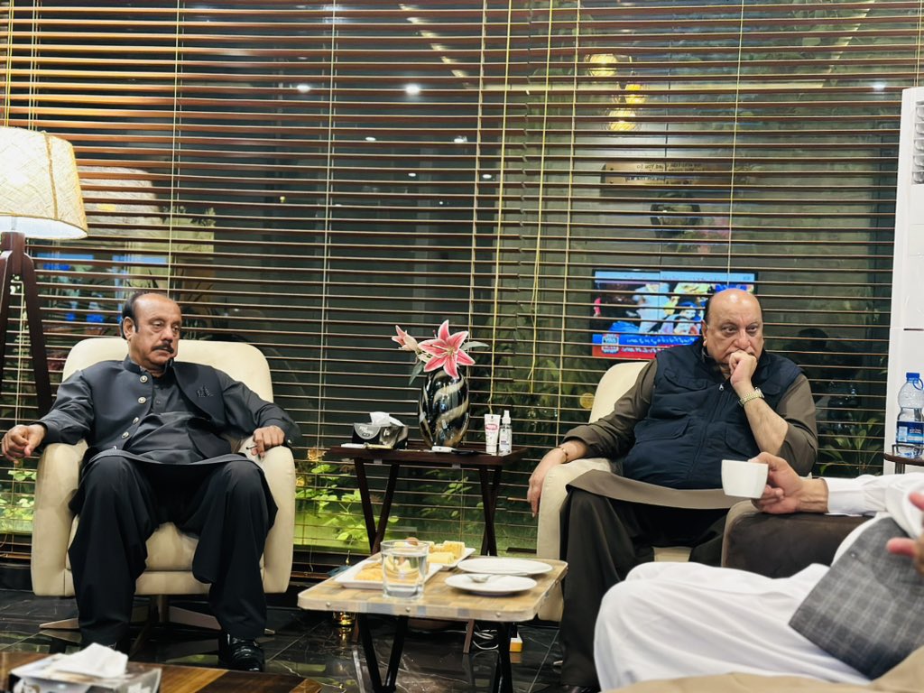 RajaBasharatLAW's tweet photo. عوامی منتخب MPA #PP10 چوہدری محمد امیر افضل کی دھمیال ھاوس آمد، رہنما @PTIofficial و عوامی منتخب #NA55 MNA محمد بشارت راجہ اور محمد ناصر راجہ سے ملاقات۔ عمران خان کے ساتھ ڈٹ کر کھڑے رہنے اور ریاستی جبرو ظلم کا مقابلہ کرنے پر خراج تحسین پیش کیا اور عید کی مبارکباد دی۔
#DhamialHouse #Rawalpindi #TeamMBR