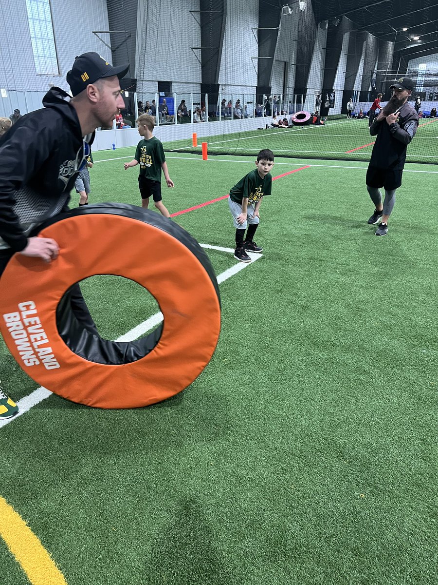 CoachTThome's tweet photo. Another day helping with Junior Comets! Thanks @Coach_DAndrea for helping and the pics! #PCE @SteeleComets @AmherstQb @AmherstFootball https://t.co/hzPtHnP2AL