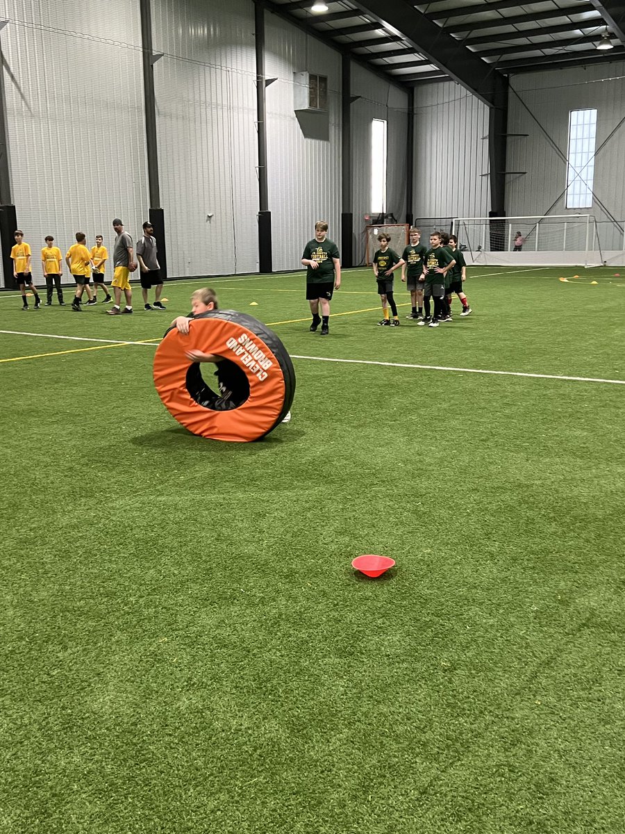 CoachTThome's tweet photo. Another day helping with Junior Comets! Thanks @Coach_DAndrea for helping and the pics! #PCE @SteeleComets @AmherstQb @AmherstFootball https://t.co/hzPtHnP2AL