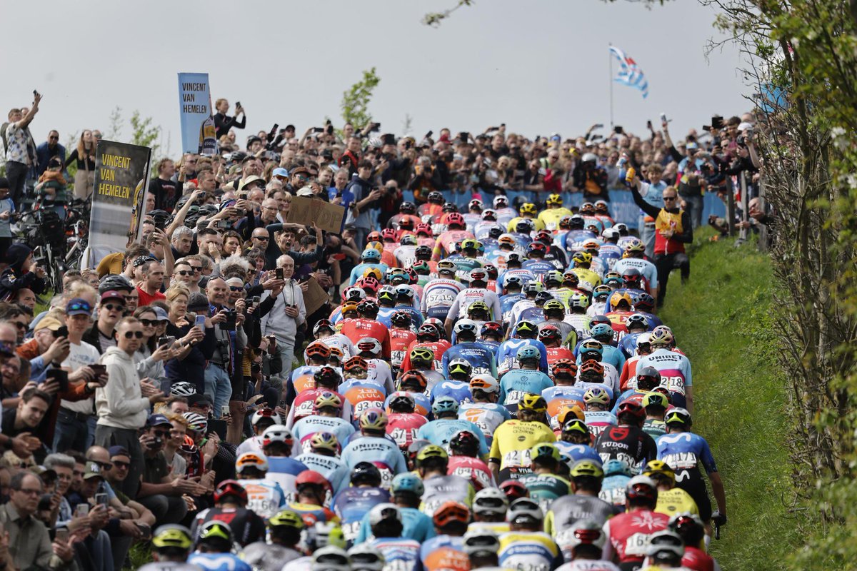 What a phenomenon! 🌟 World mountain bike champion Tom Pidcock claims victory at the Amstel Gold Race. Yet another demonstration of the cyclocross riders' dominance! 👏🏆 #Cycling #AGR24 #AmstelGoldRace #wearetheriders