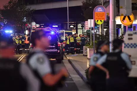 Strage a Sydney in un centro commerciale, 6 vittime. Ucciso l'autore della mattanza. 'Non è terrorismo'. L'aggressore corre con un coltello in mano tra i corridoi del centro commerciale e colpisce all'impazzata prima di essere abbattuto