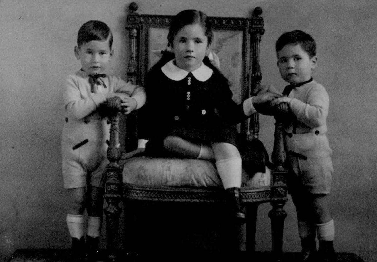 14 April 1933 | A Hungarian Jewish boy, Peter Somogyi, was born in Pecks. He was deported to #Auschwitz in July 1944. His mother & sister were murdered in gas chambers. He & his twin brother were selected by Josef Mengele. No. A-17454. encyclopedia.ushmm.org/content/en/id-…